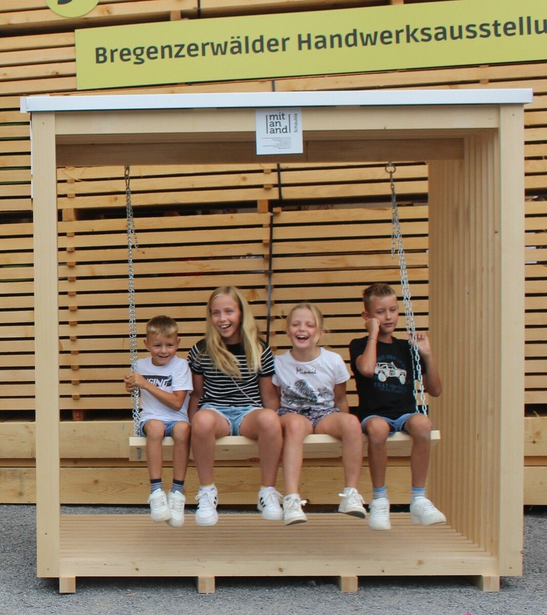 Für die große Tombola stellte das Handwerk viele Preise – u. a. Ausstellungsstücke wie die Schaukelhäuschen – bereit.