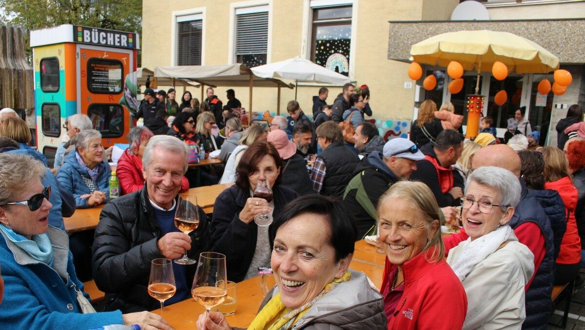 Für einen Tag macht das Märktle den Schulplatz zur Festarena.⇒ STP
