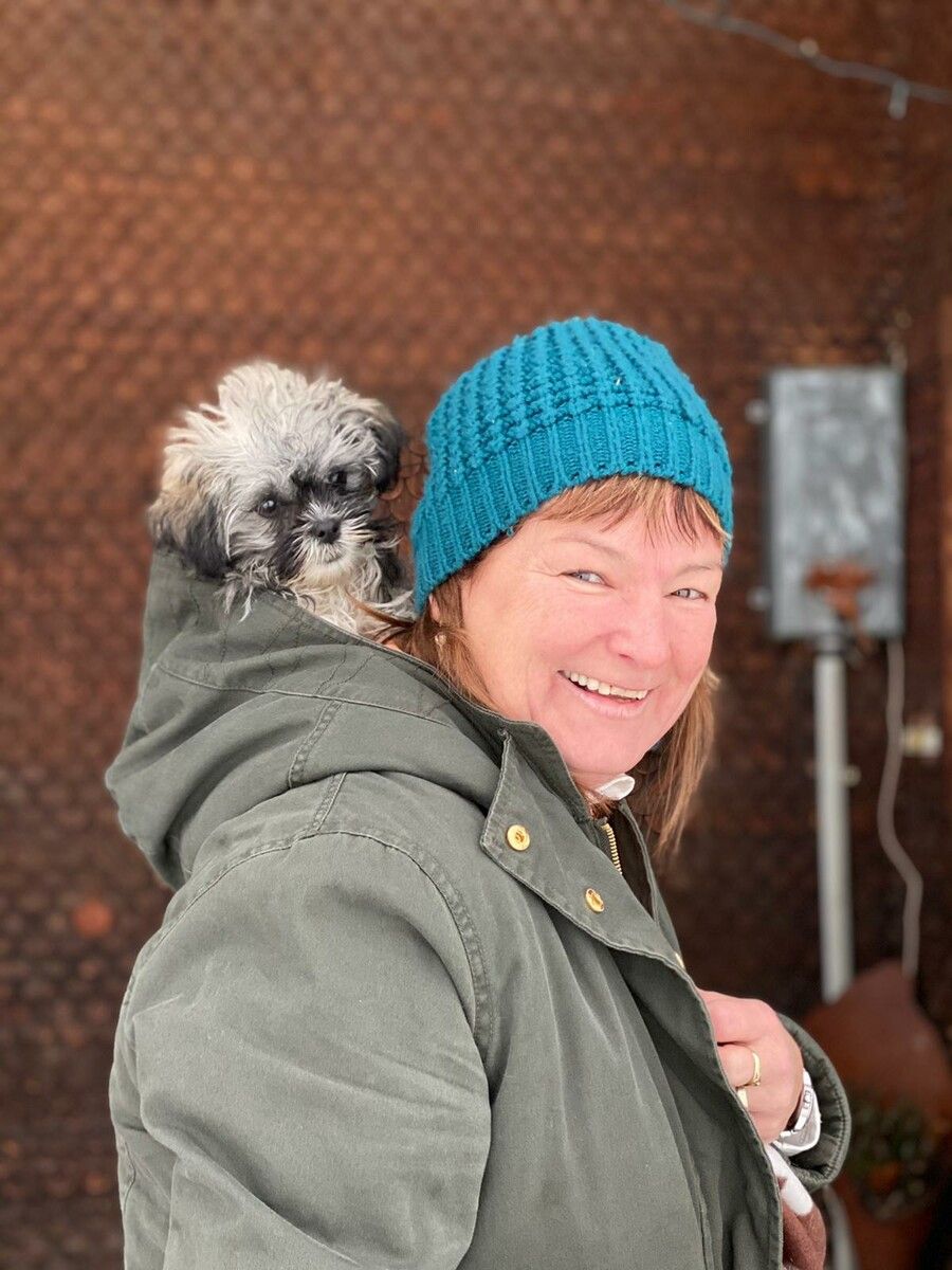 Gassi gehen mal anders: Birgit Zimmermann aus Dünserberg und ihre treue Begleiterin Renja haben die Jury mit ihrem tierisch witzigen Schnappschuss überzeugt und gewinnen einen 100-Euro-Gutschein von der Gartenwelt Gassner.