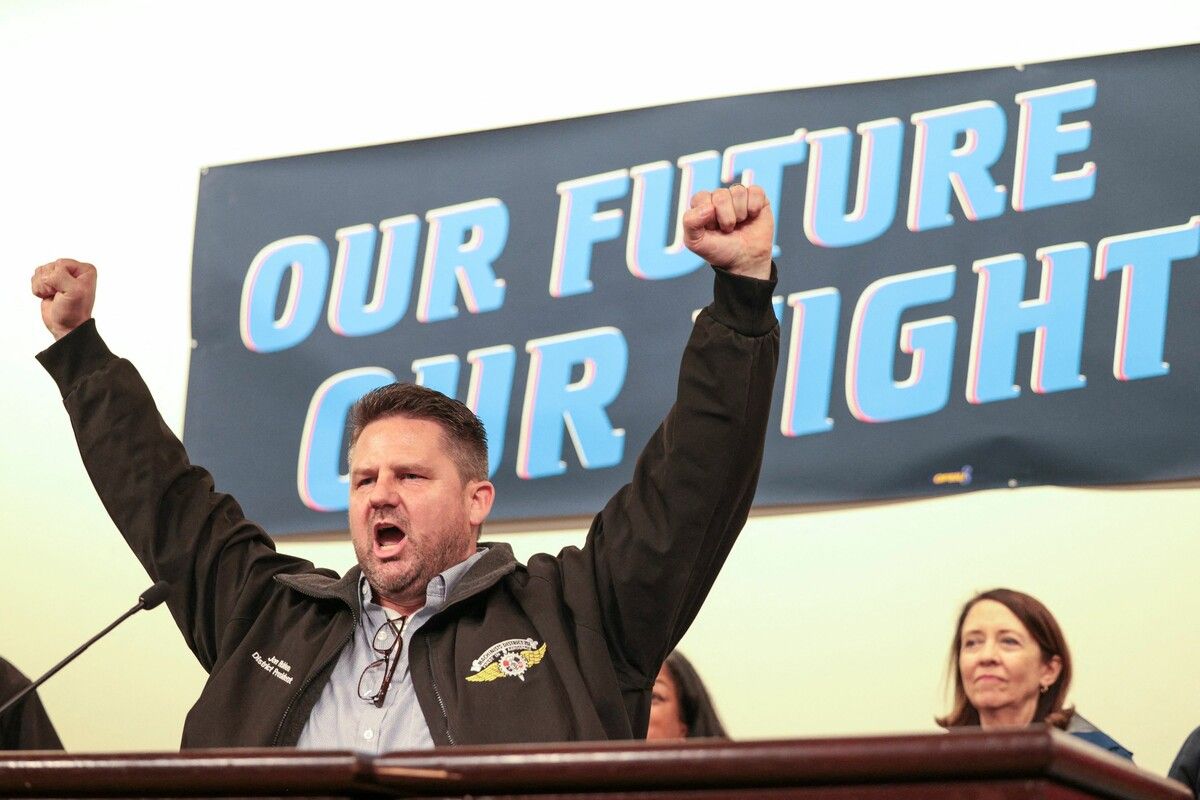 Gewerkschaftspräsident Jon Holden während einer Streikkundgebung gegen Boeing in der Seattle Union Hall in Seattle. ⇒AFP