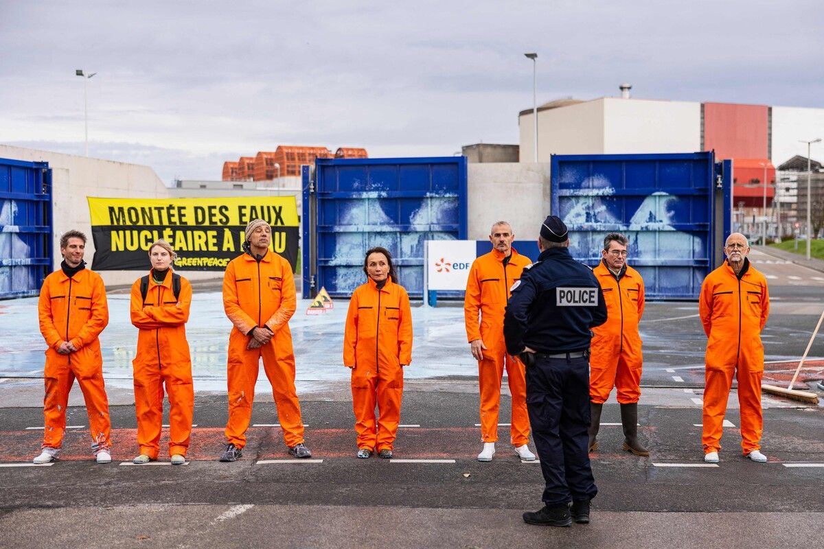 Greenpeace-Aktivisten demonstrieren vor dem Atomkraftwerk in Gravelines, Frankreich, gegen zwei geplante neue Reaktoren. AFP