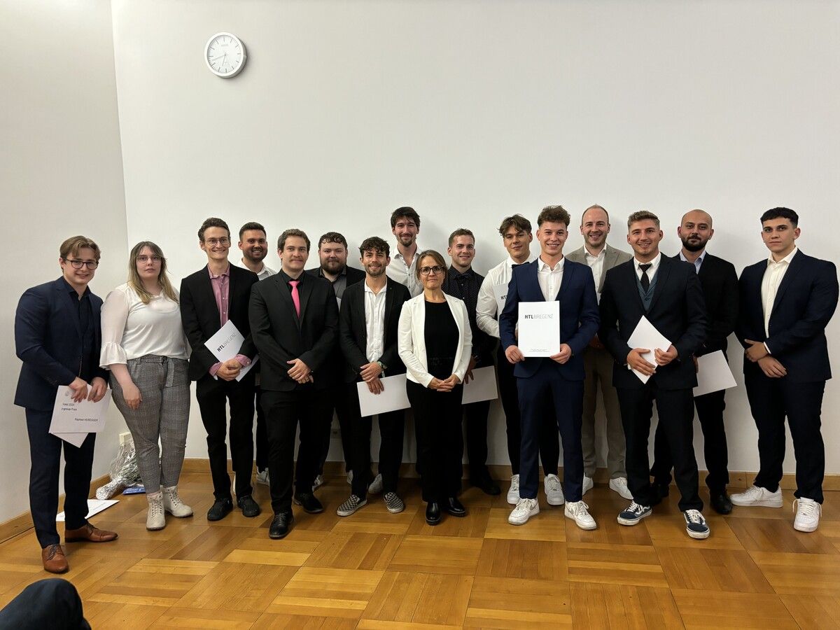 Große Freude bei Studienkoordinatorin Michaela Anwander und ihrer Klasse über die bestandene Reife- und Diplomprüfung.
