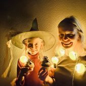 Muffins im Spinnenlook für die Halloween-Party