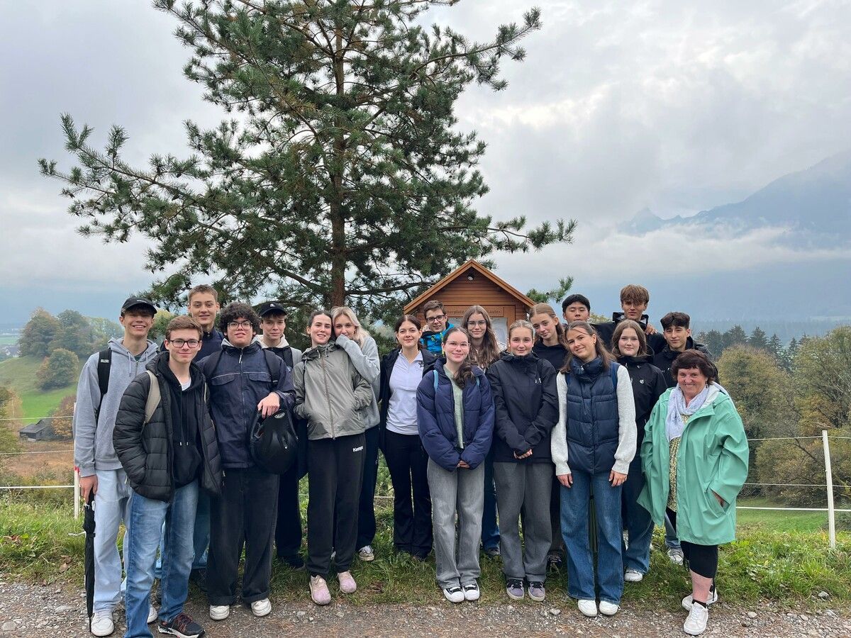 Gymnasiasten aus Feldkirch besuchten den Literaturweg. ⇒Ruth Mairvongrasspeinten