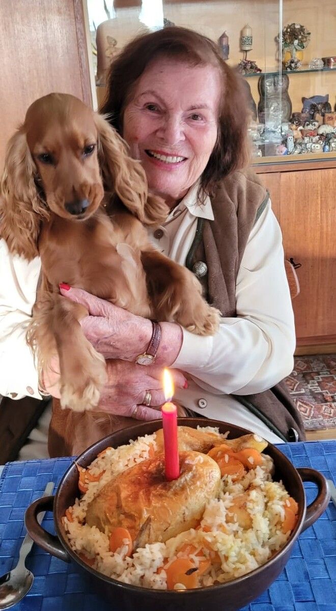 Haben sich zum Fressen gern: Roswitha Wohlmuth aus Hörbranz und Cocker-Spaniel Elena.