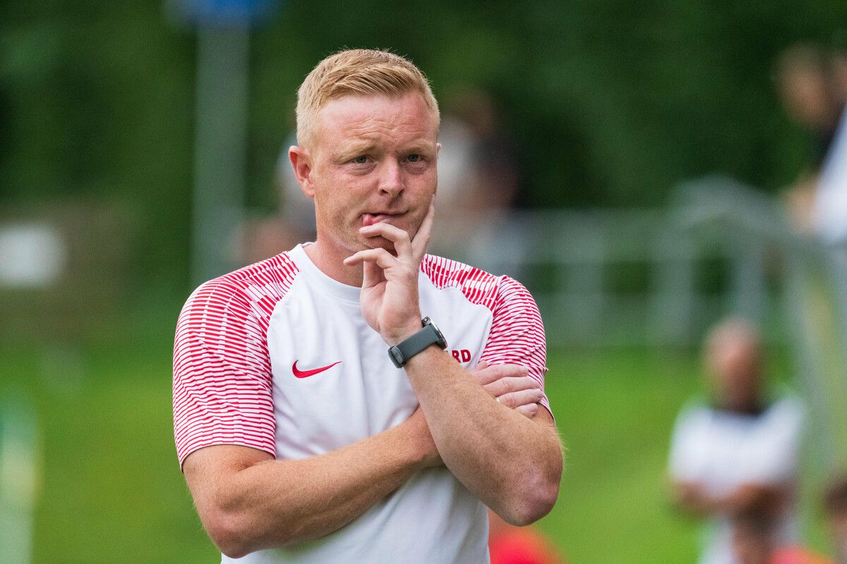 Hards Trainer Herbert Sutter blickt dem Derby gegen Wolfurt gespannt entgegen, trifft er doch auf seinen Bruder Manuel.⇒stiplovsek