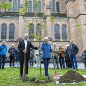 Breiner und Elbs pflanzen ein Zeichen für die nächste Generation