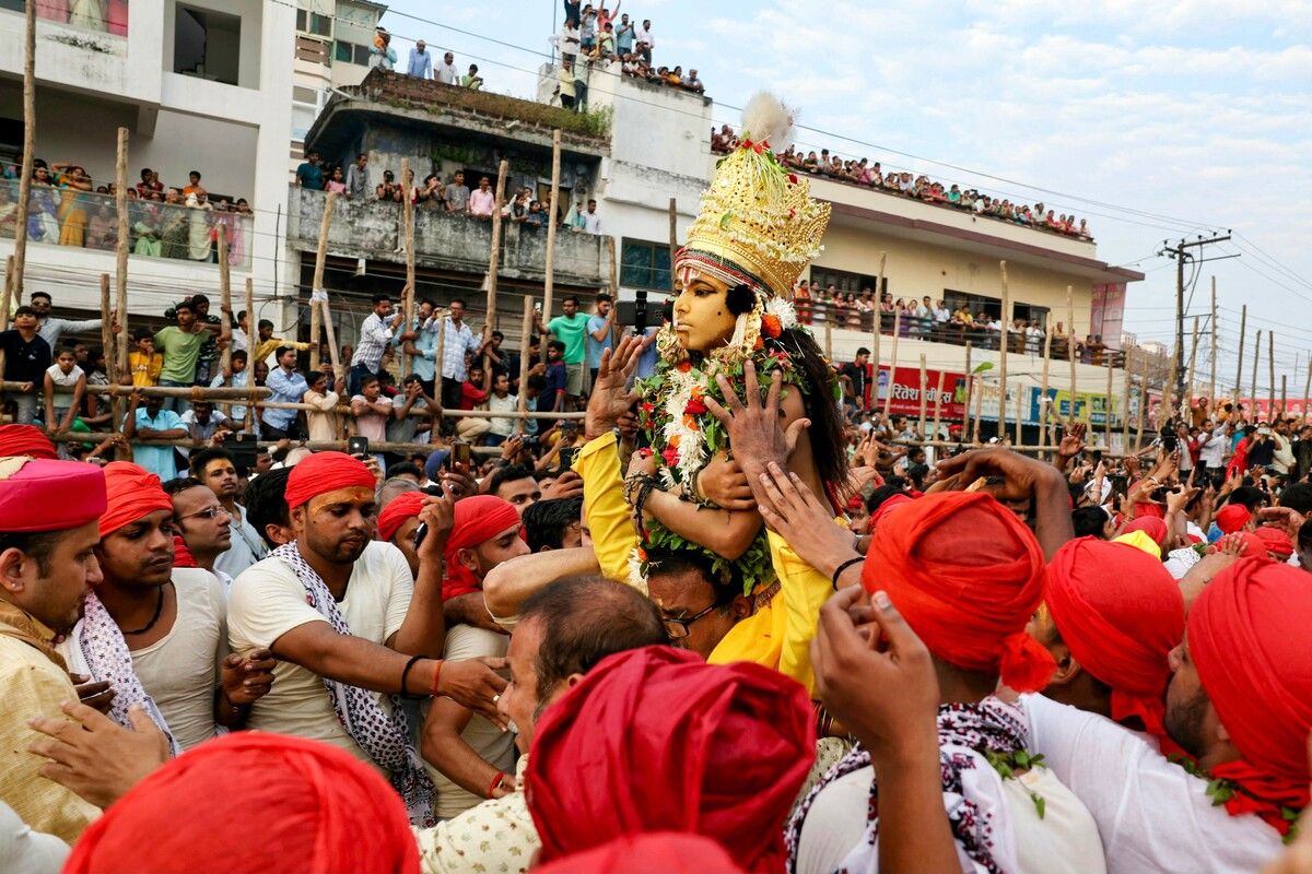 Hindu-Anhänger nehmen an der Prozession anlässlich des Bharat-Milap-Festes in Varesi in Indien teil, das am 13. Oktober gefeiert wurde. AFP