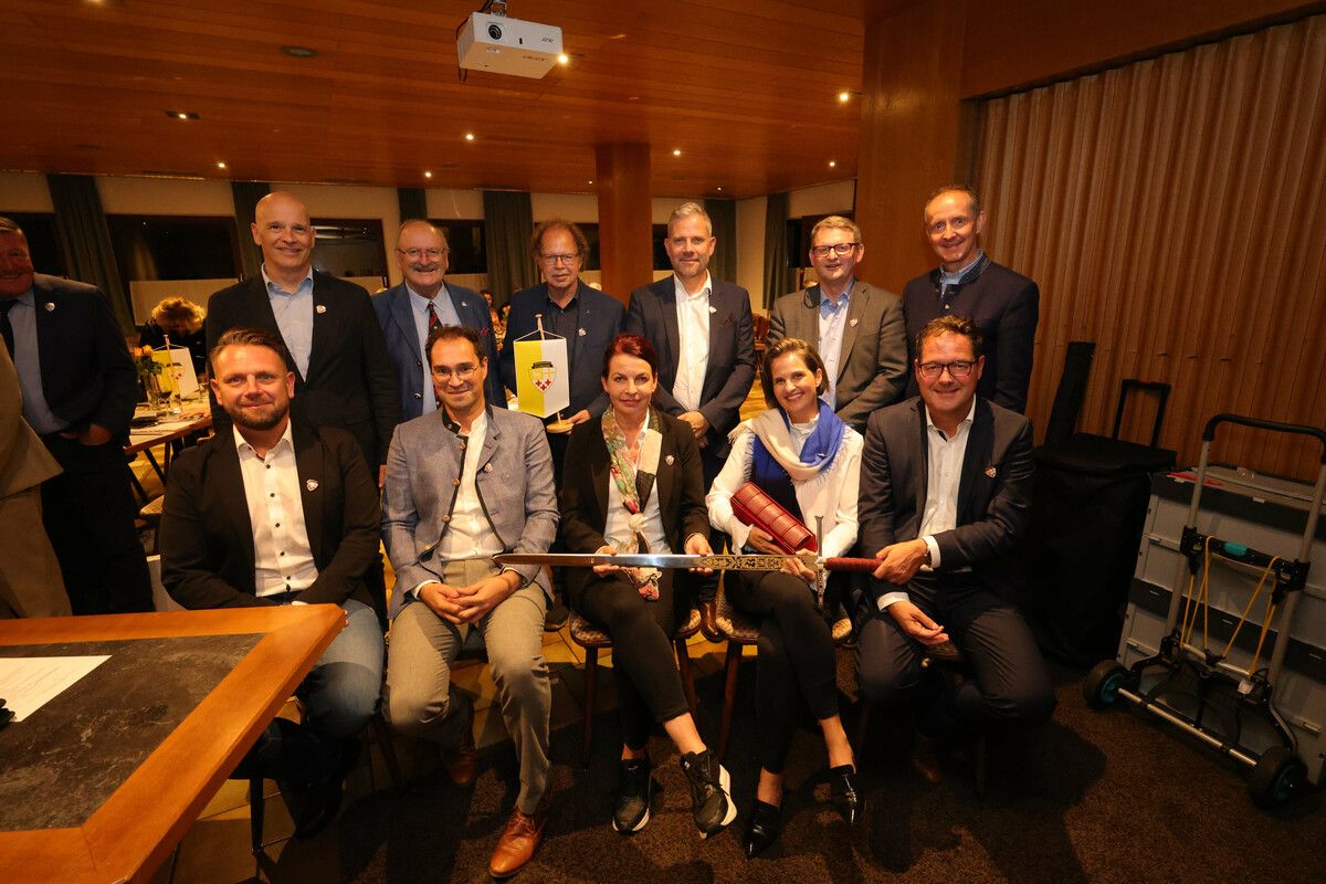 Hinten: Mario Frick, Hubert Gorbach, Bgm. Florian Kasseroler, Dietmar Holt, Klaus Himmelreich (VLV) und Florian Werner. Vorne: BM Roland Köfler, Augenarzt Markus Thaler, Monika Raggl, Martina Ess und Martin Jäger (Sprecher Sparkassen). ⇒AME
