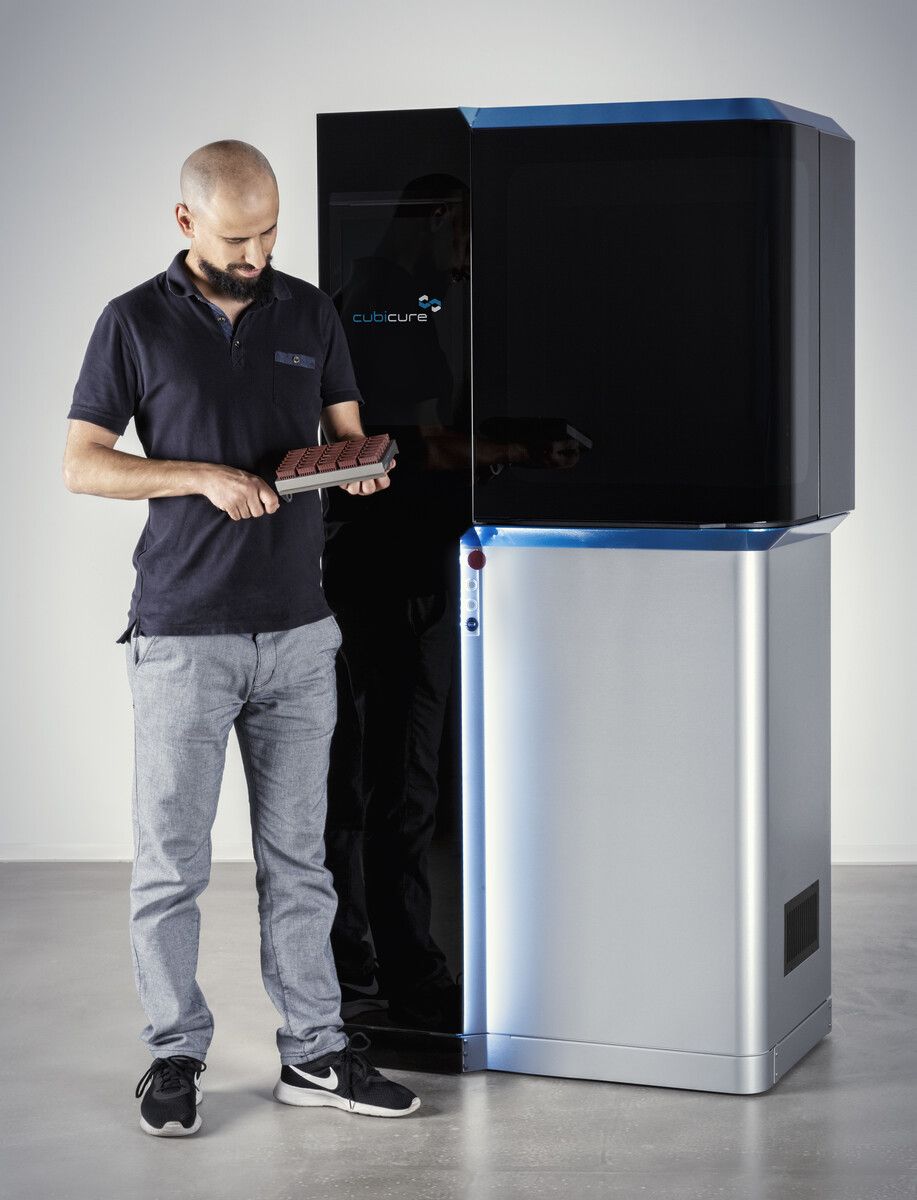 Hot Lithography vereint Vorteile der Stereolithografie und des Selektiven Lasersinterns.⇒Fa
