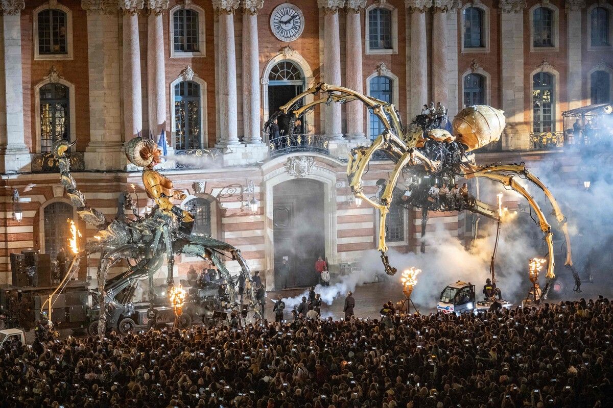Im französischen Toulouse beobachten Zuschauer die große Straßenshow „Der Wächter des Tempels Opus II: Das Portal der Dunkelheit.“ afp