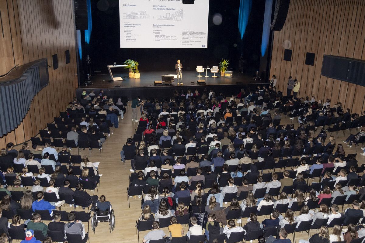 Im großen Saal im Montforthaus waren alle Plätze besetzt. Die sechs Speaker fesselten ihre jungen Zuhörer mit ihren eigenen Geschichten. Sie verrieten ihre Erfolge und ihre Misserfolge. ⇒VN/Paulitsch, Hartmann