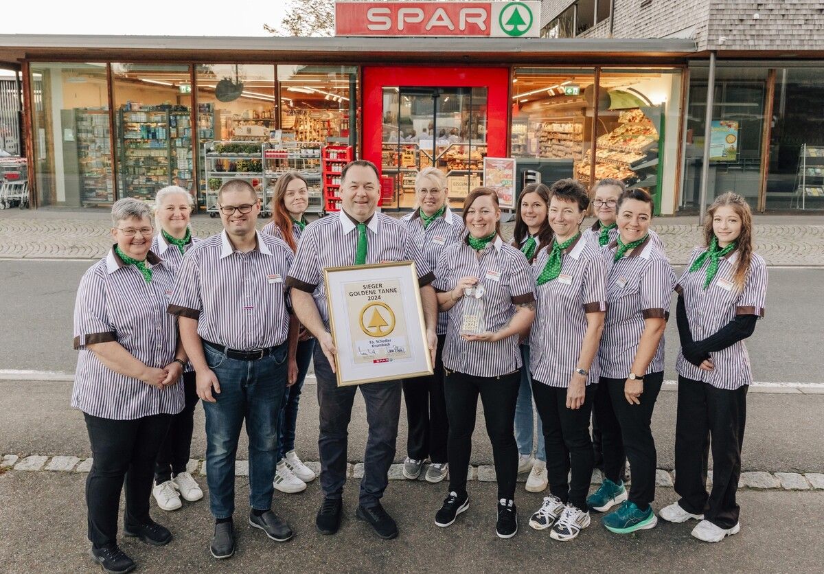 Im Rahmen der Tagung der selbständigen Spar-Kaufleute wurden die besten Spar-Einzelhändler in Österreich mit der Goldenen Tanne prämiert. Dieses Jahr erhielt Corinna Schedler, Kauffrau aus Krumbach (M.l.), die Auszeichnung. Beurteilt wurden neben den Erfolgsziffern die Brot-, Feinkost- sowie Obst- und Gemüseabteilung.⇒Fa