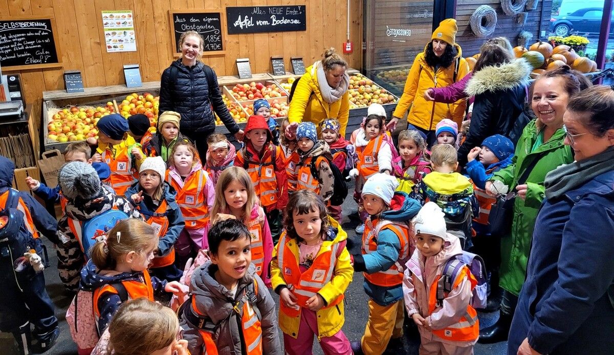 Im Rahmen des Themas „Erntedank“ besuchten 30 Kinder vom Hörbranzer Kindergarten Dorf den Obsthof Leiblachtal, um einmal einen Blick hinter die Kulissen dieses obstverarbeitenden Betriebes zu werfen.⇒ BMS