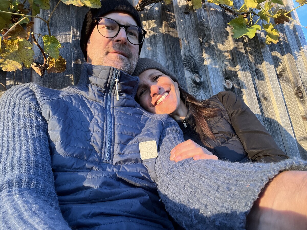 Im Schatten von Walnussbäumen lässt es sich gut träumen: Patrick und Simone Domig genießen es. ⇒jh