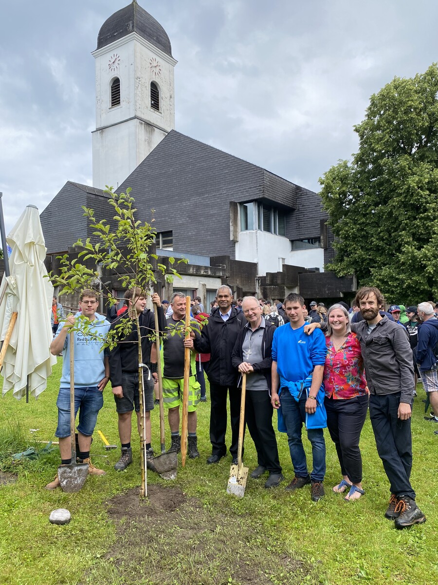 In der Gemeinde Göfis war Bischof Benno Elbs mit einer freiwilligen und fleißigen Helferschar beim Baumpflanzen schon aktiv zugange.⇒katholische kirche
