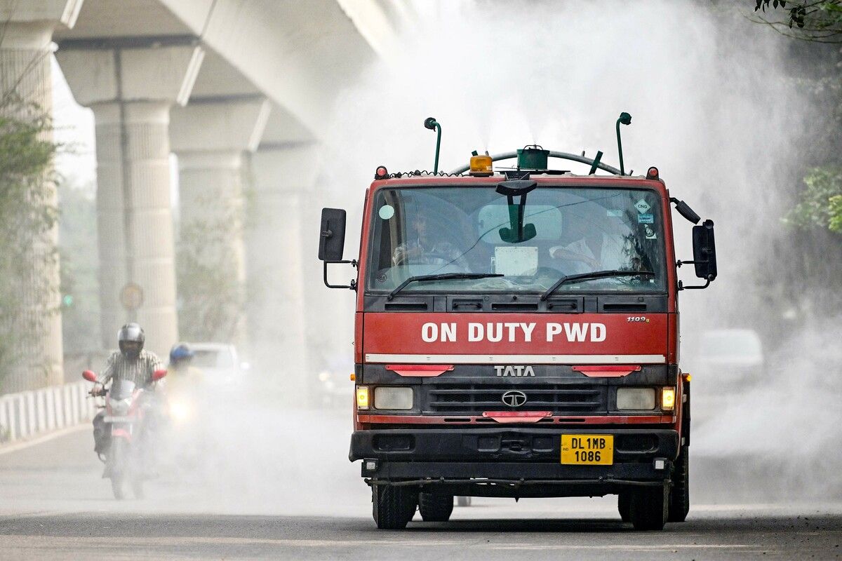 In der indischen Hauptstadt Neu-Delhi wird Luftverschmutzung mit Wasser aus Anti-Smog-Pistolen bekämpft. AFP