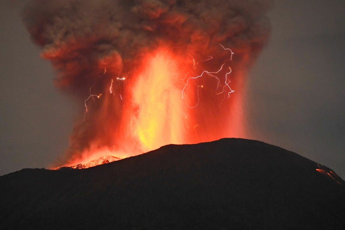 In der indonesischen Provinz Nord-Molukken spuckt der Mount Ibu Feuer. Der Vulkan ist seit Jahresbeginn aktiv und mindestens 95-mal ausgebrochen. AFP