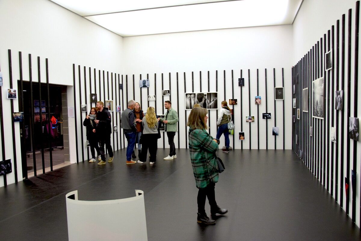 In der Remise wurden Werke von Cansu Yildiran im Kunstraum und Werke von Andreas Gaßner im Saal ausgestellt.⇒ SCO