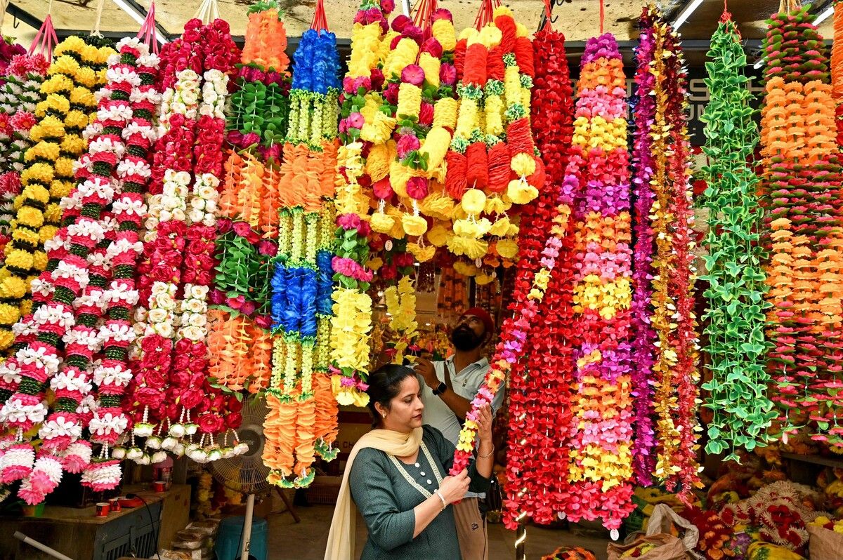 In Indien steht Anfang November das Lichterfest Diwali an, wofür sich viele bereits mit dekorativen Kunstblumenketten eindecken. AFP