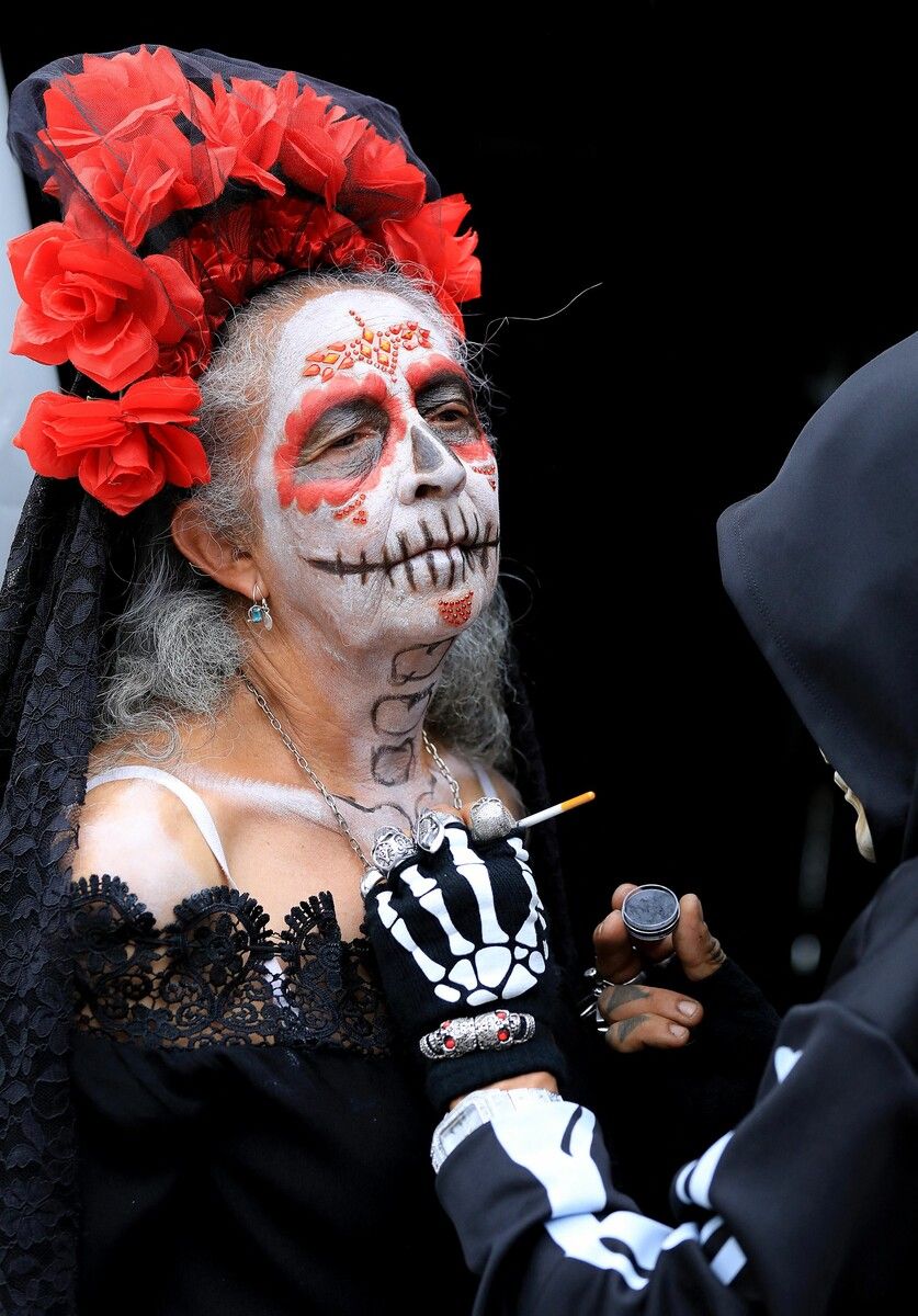 In Medellín, Kolumbien, wurden aufwendigste Halloween-Kostümierungen ausgeführt. AFP