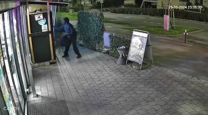 In weniger als einer Minute war alles erledigt: Das Video aus der Überwachungskamera zeigt den dreisten Dieb in Aktion.⇒Screenshot