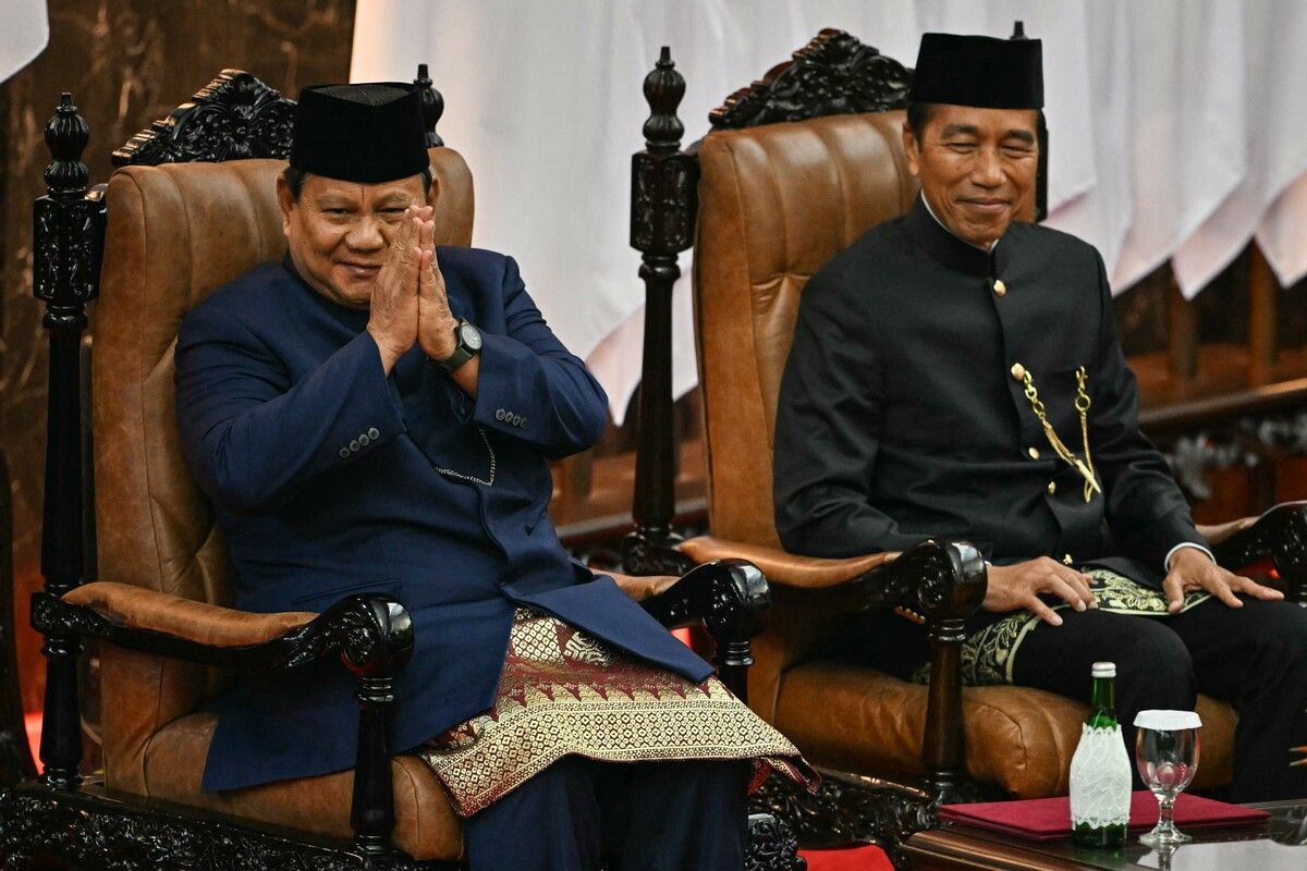 Indonesiens neuer Präsident Prabowo Subianto (l.) und Vorgänger Joko Widodo (r.) während der Amtseinführung im Parlament in Jakarta. AFP