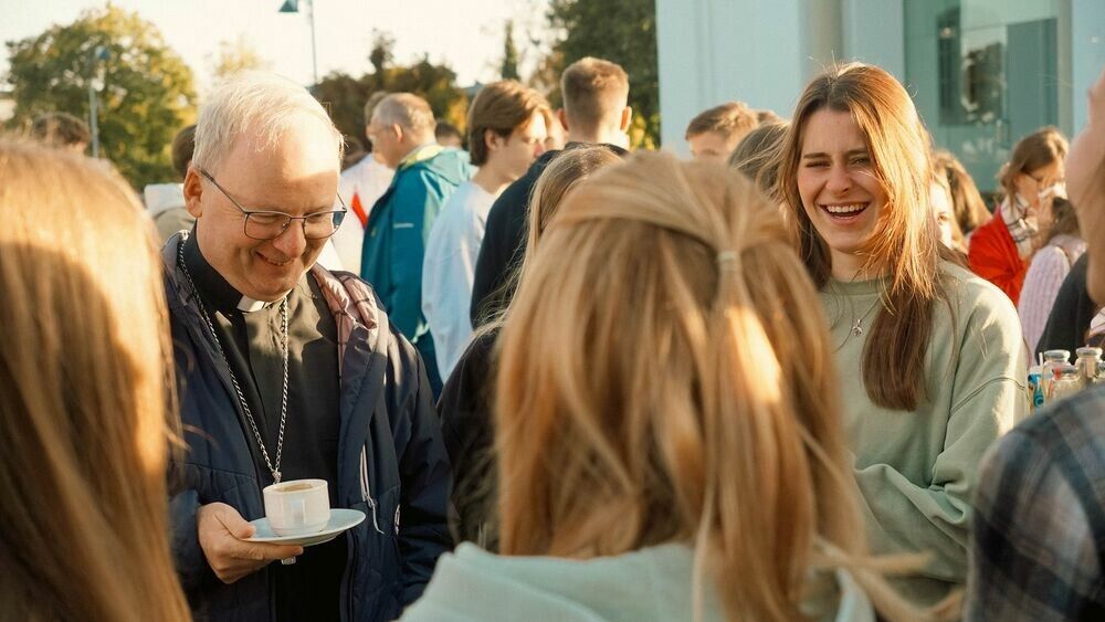 Inmitten junger Menschen fühlt sich Bischof Benno Elbs wohl, und die Maturanten nehmen den Segen für die bevorstehenden Aufgaben gerne an.⇒kath. kirche