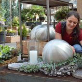 Naturfarben und Metall als Grabschmuck