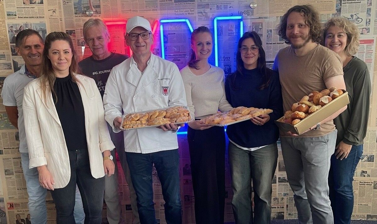 Jennifer Grabher (2. v. l.) und Innungsmeister Wolfgang Fitz (4. v. l.) berichteten beim Besuch in der VN-Redaktion nicht nur über die Branche und Brot, sondern sie brachten den Mitarbeitern der VN eine schmackhafte Jause mit. ⇒VN/sca