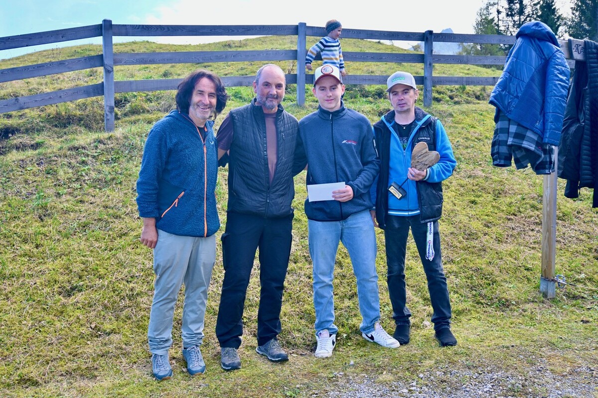 Joe Fritsche (links) sowie Danny (2.v.r.) und Michael Mäser (rechts) übergaben Toni Kuttner, alias Husky-Toni, eine kleine Spende für sein Projekt „Kindertraum“. ⇒MIMA