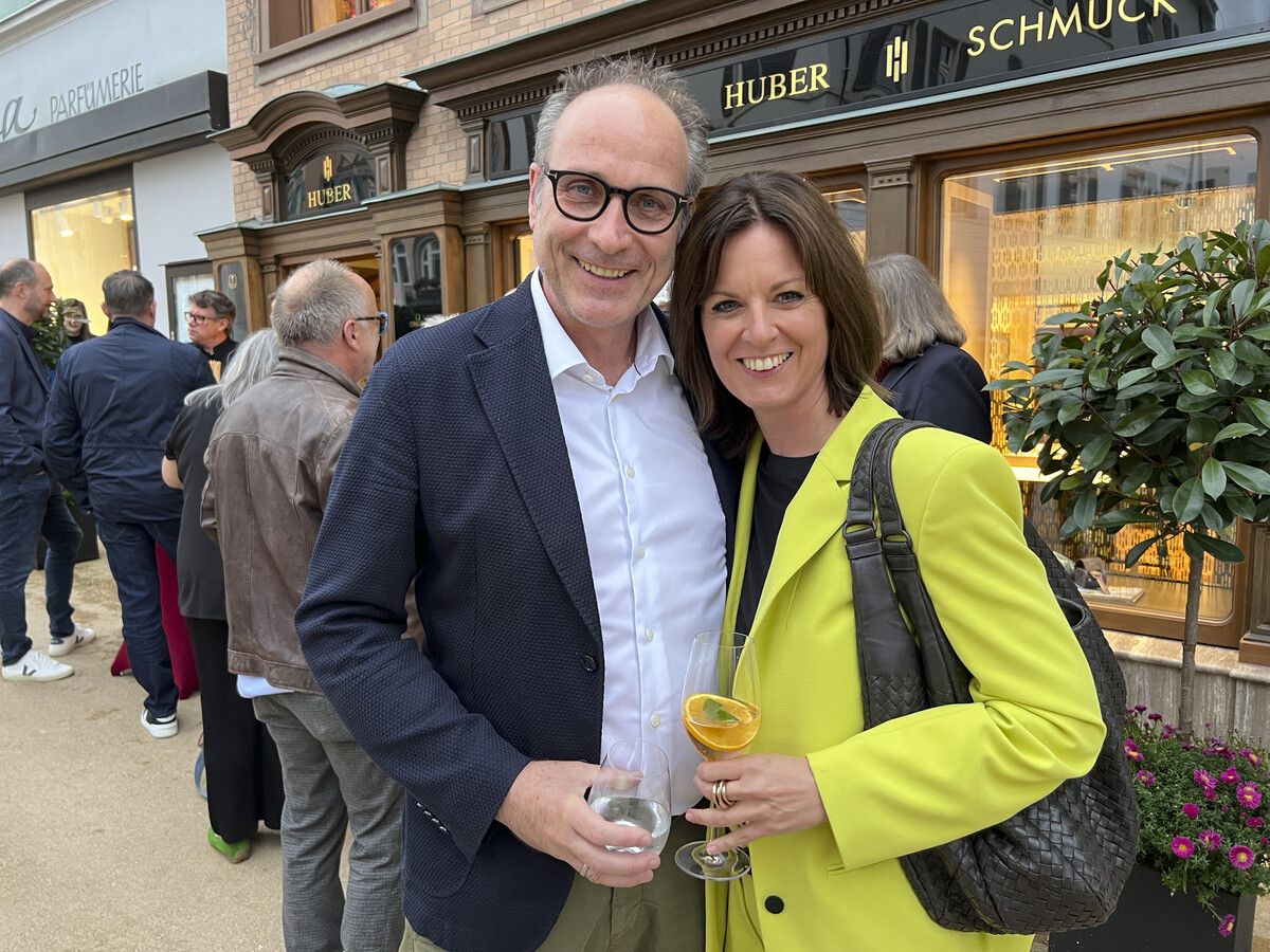 Jörg und Christine Ströhle vor dem renovierten Gebäude.
