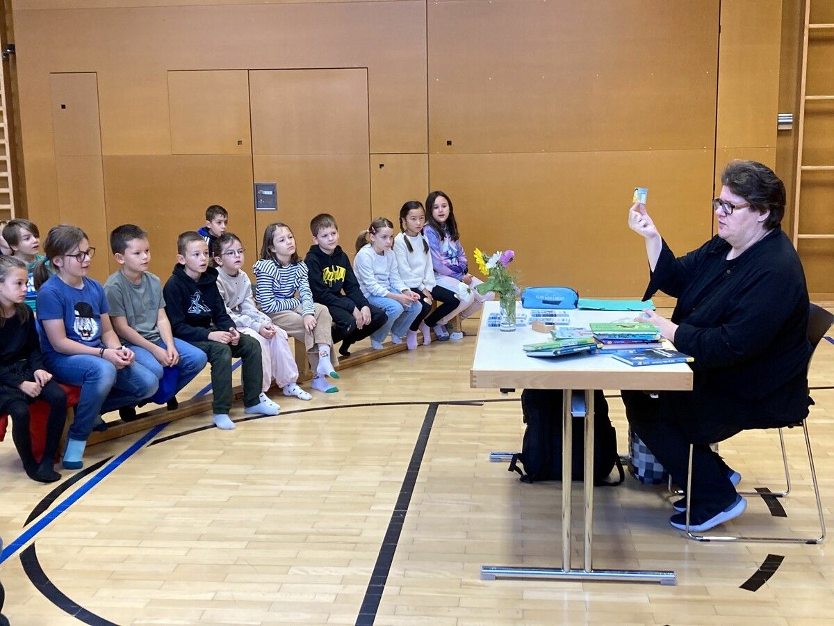 Kinderbuchautorin Karin Ammerer besuchte auf ihrer Lesereise zahlreiche Volks- und Mittelschulen in ganz Vorarlberg. ⇒STL