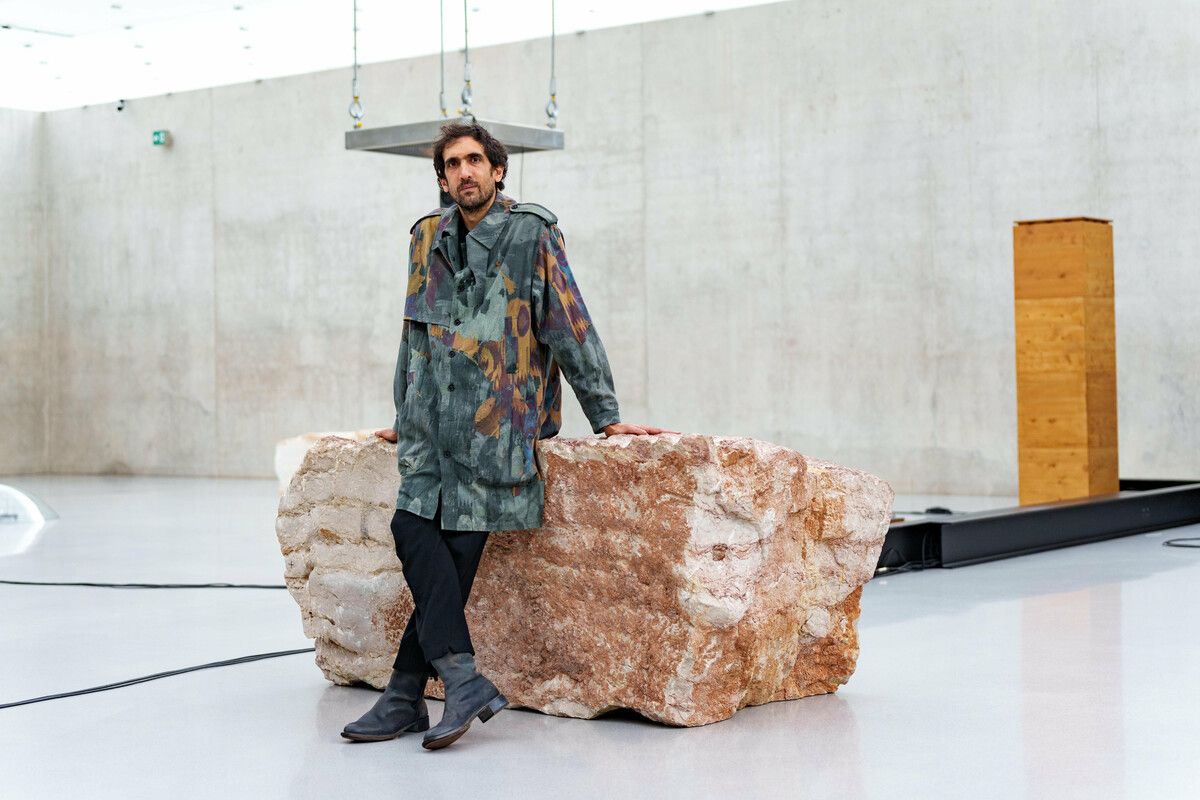 Klang, akustisches Erleben und musikalische Performance spielen in Tarek Atouis Werk eine zentrale Rolle. ⇒Stiplovsek Dietmar