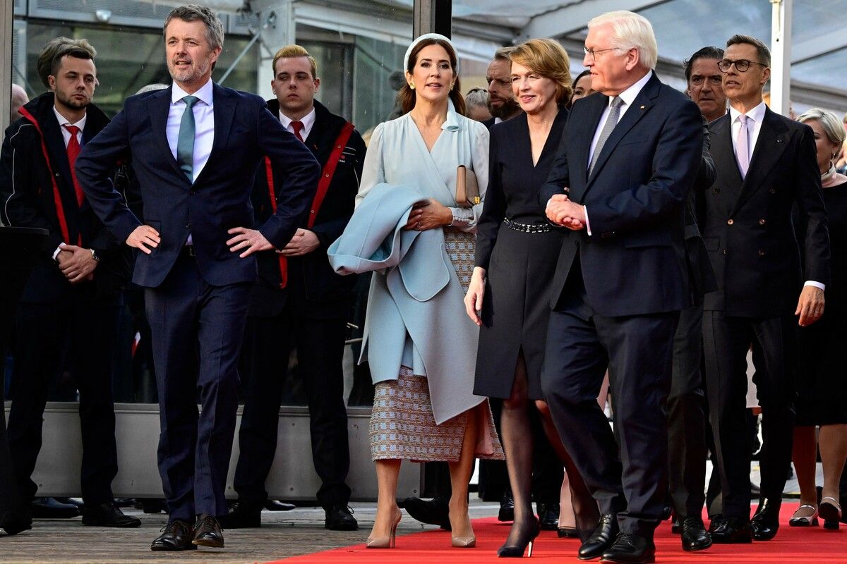 König Frederik X. von Dänemark (l.) und Königin Maria von Dänemark werden vom deutschen Bundespräsidenten Frank-Walter Steinmeier (r.) empfangen. ⇒afp