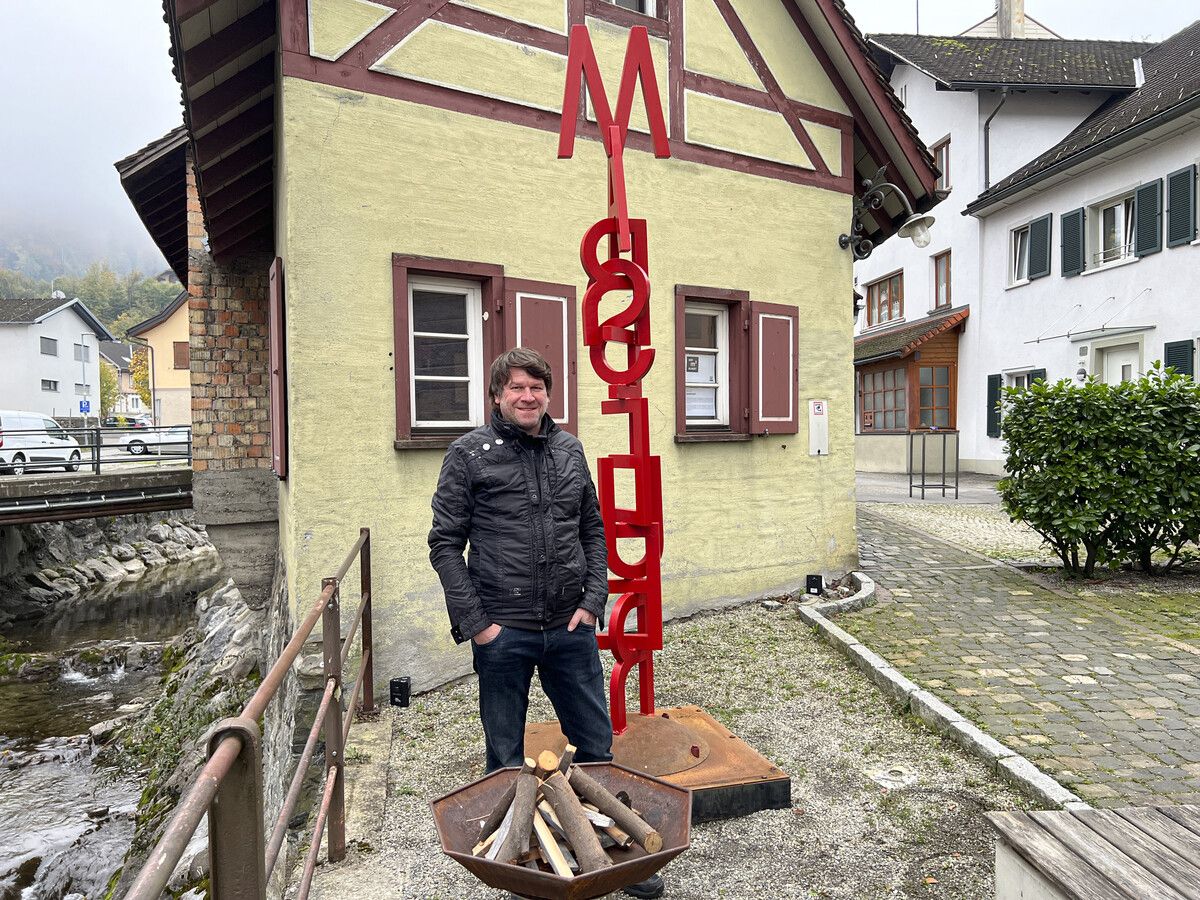 Künstler Edgar Büchel mit seiner Skulptur Marsfeuer am Emsbach. ⇒Franc