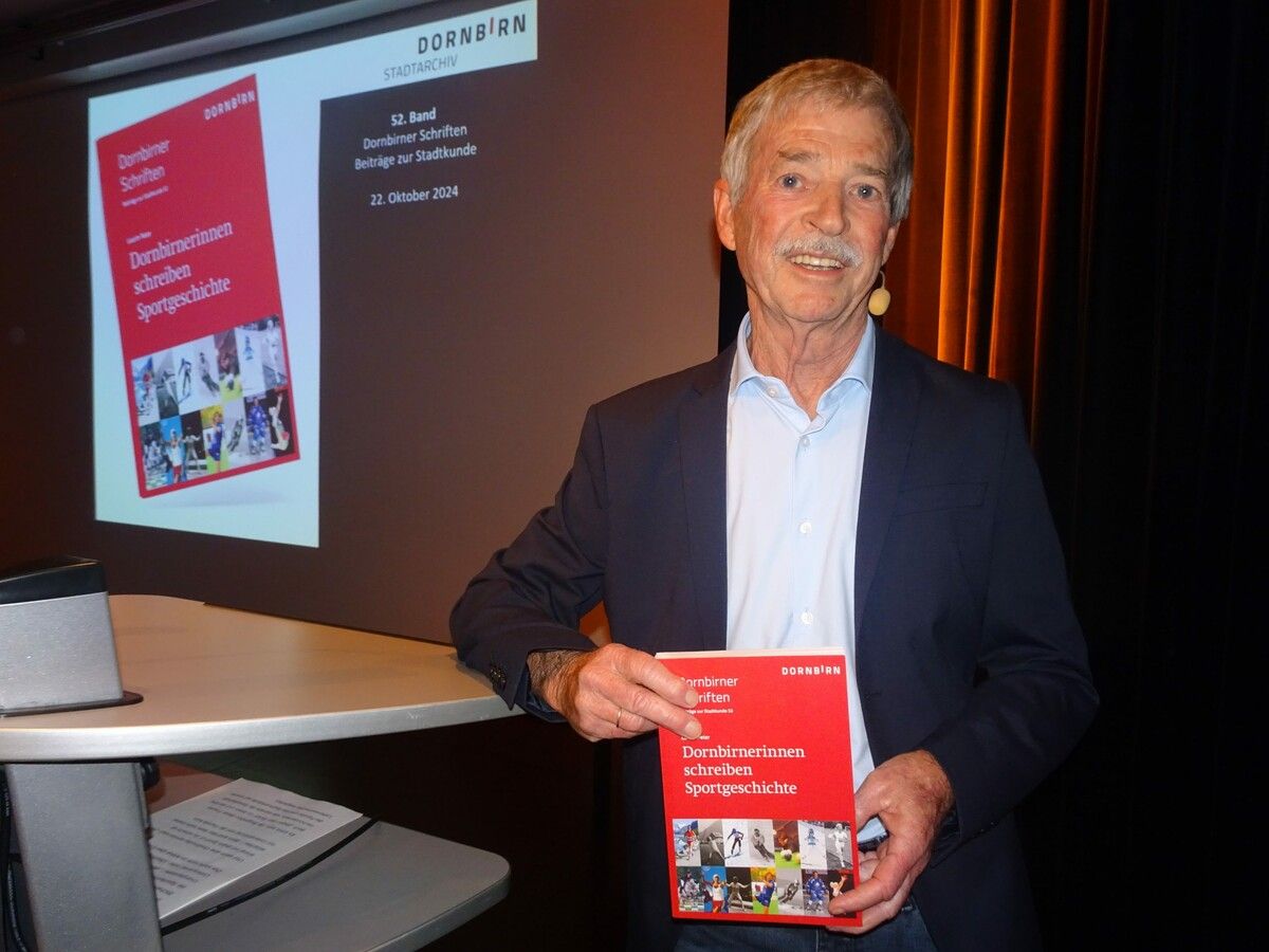 Laurin Peter präsentiert sein neues Buch, das die inspirierenden Geschichten von 14 Dornbirner Athletinnen erzählt. ⇒cth