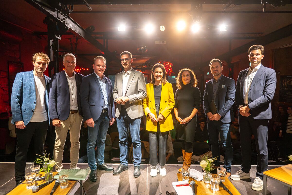 Leiter (2. v. l.), Bitschi, Wallner, Gamon und Hammerer kamen zur Diskussion von Junge Wirtschaft und VN zusammen.⇒VN/Rhomberg
