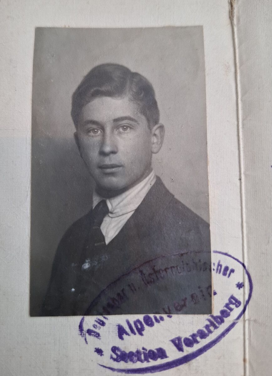 Lichtbild aus dem Alpenvereinsausweis des Lehrlings Gustav Röbelen. G. Spieler