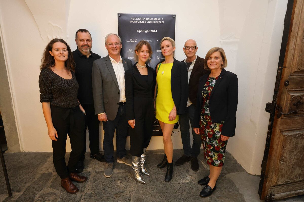Lichtstadt-GF Dagmar Fuchs, Obmann Stefan Marte, LT-Präsident Harald Sonderegger, Künstlerinnen Luna Raven und Sofia Hagen, Kurator Thomas Häusle und LSth. Barbara Schöbi-Fink.⇒AME