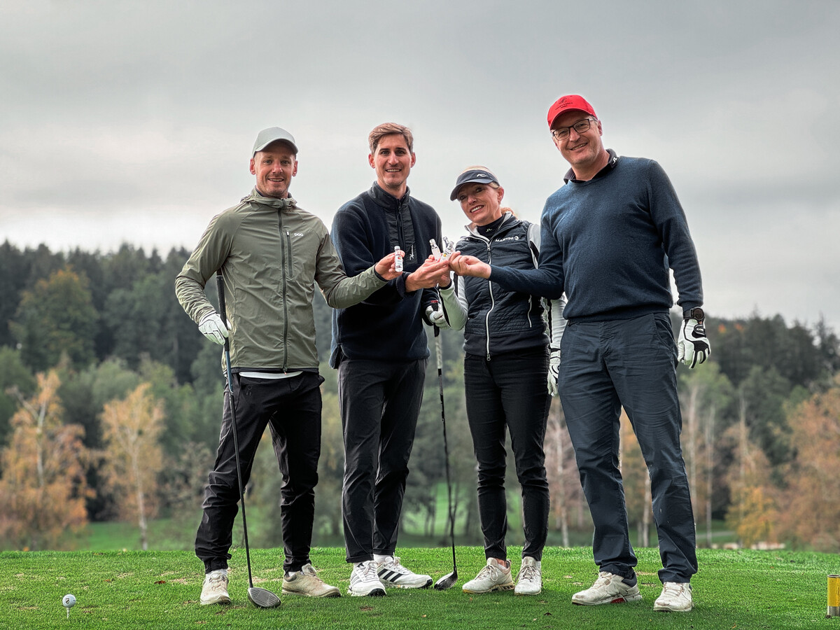 Ließen sich das Golfturnier von Austria Lustenau in Weissensberg nicht entgehen: Austria-Profi Pius Grabher, Sportvorstand Valentin Drexel sowie Nina und Stefan Hämmerle.⇒SCA