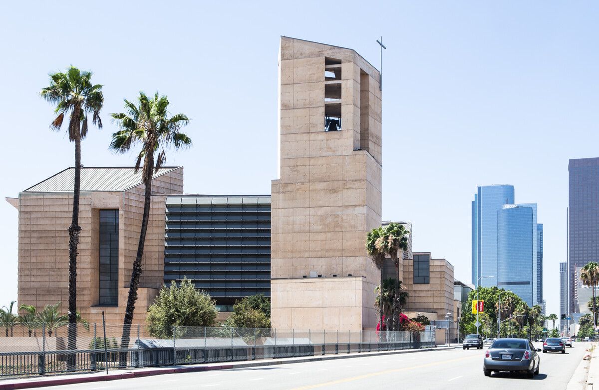 Los Angeles ist mit mehr als vier Millionen Katholiken das größte Erzbistum in den USA. Im Bild die Cathedral of Our Lady of the Angels.⇒Wikipedia