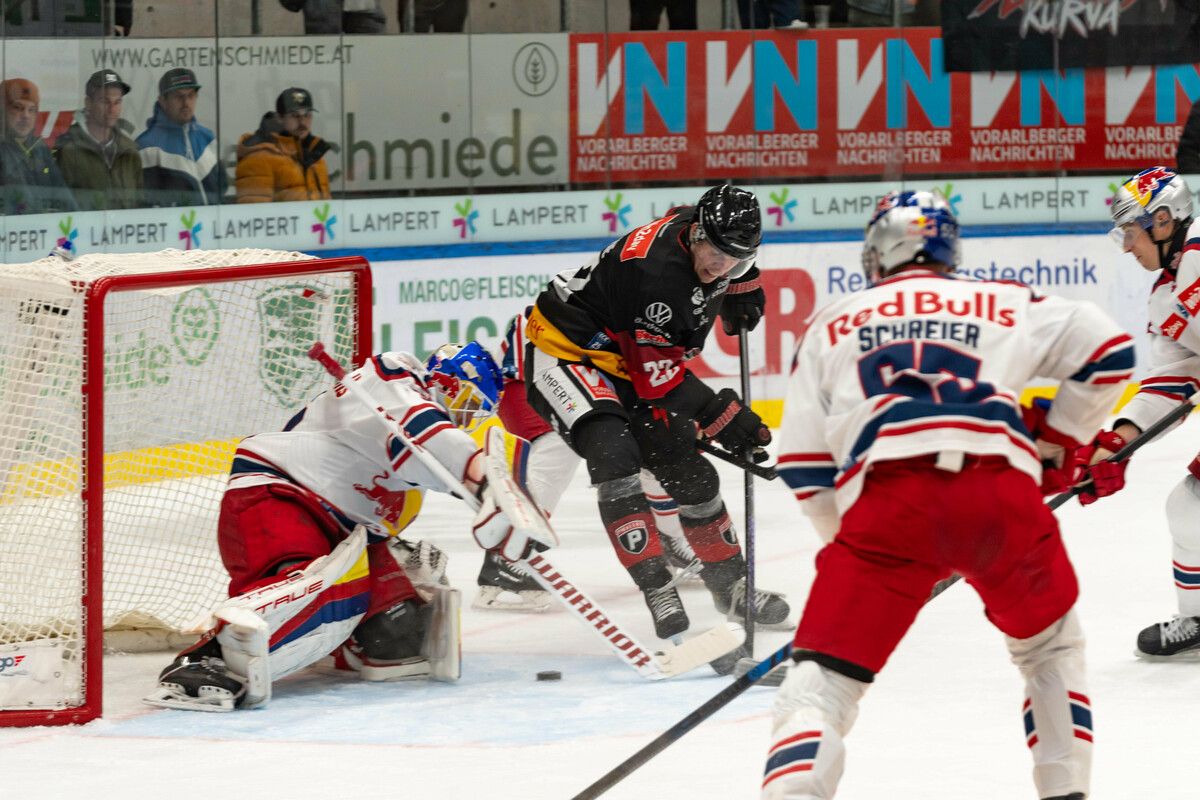Luca Erne (Mitte) traf im Mitteldrittel zum 2:2 Ausgleich für die Pioneers gegen Meister Salzburg.⇒VN-Stiplovsek