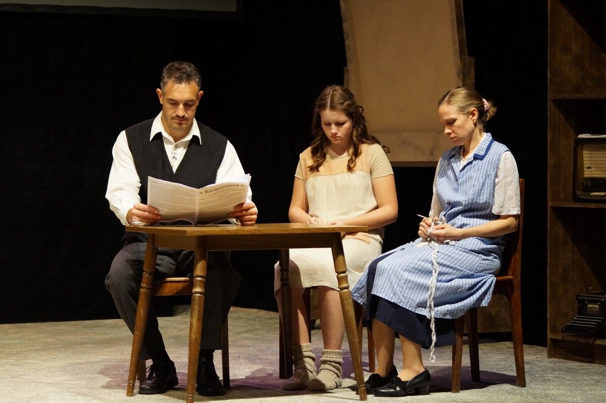 Manuel Wucher (Vater Johannes), Amelie Müller (Maria, die ältere Schwester) und Tanja Schröter (Mutter ­Agatha). ⇒bms