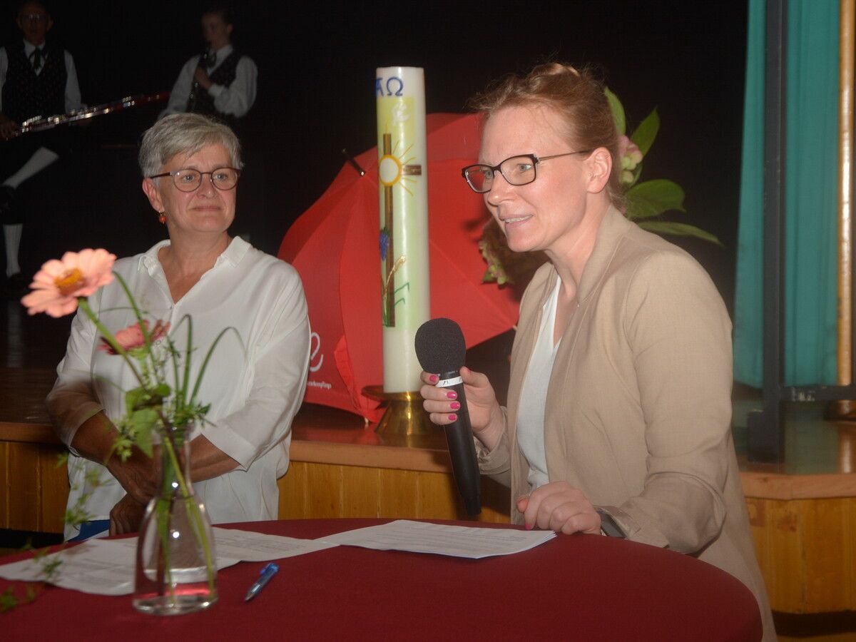 Maria Claeßens begrüßte Johanna Rebling-Neumayer (GF des Landesverbandes) auf der Jahreshauptversammlung. ⇒NAM