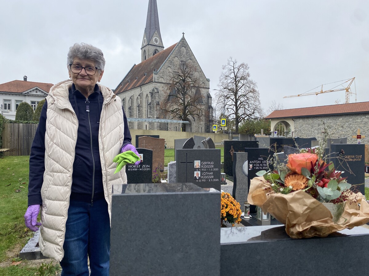 Maria Peter ist nicht nur zu Allerheiligen am Grab. Dennoch ein guter Anlass, das Grab wieder herzurichten. ⇒VN/Rauch