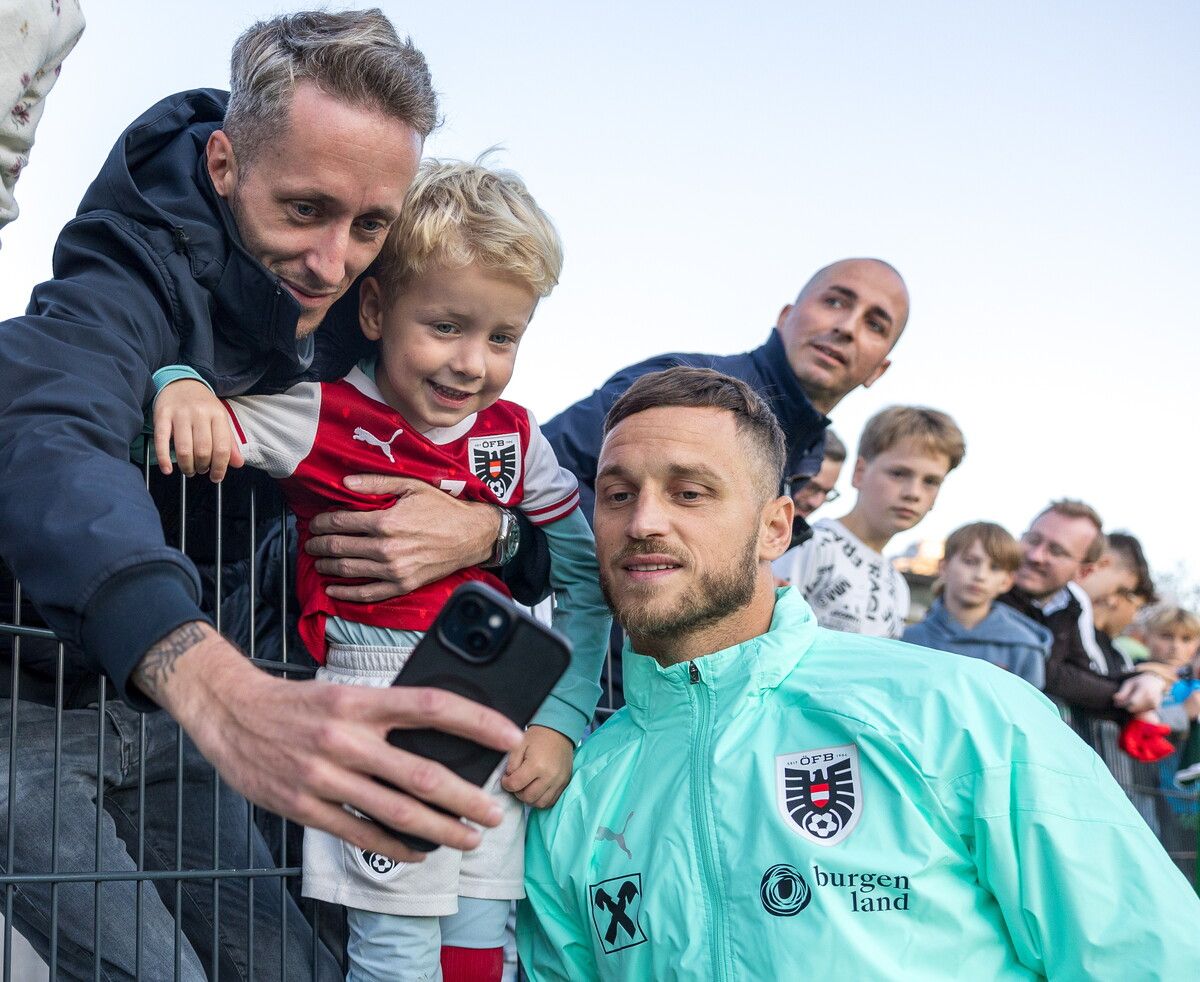 Marko Arnautovic auf Tuchfühlung mit den Fans beim ersten öffentlichen Training des ÖFB-Teams in der Länderspielwoche.⇒gepa