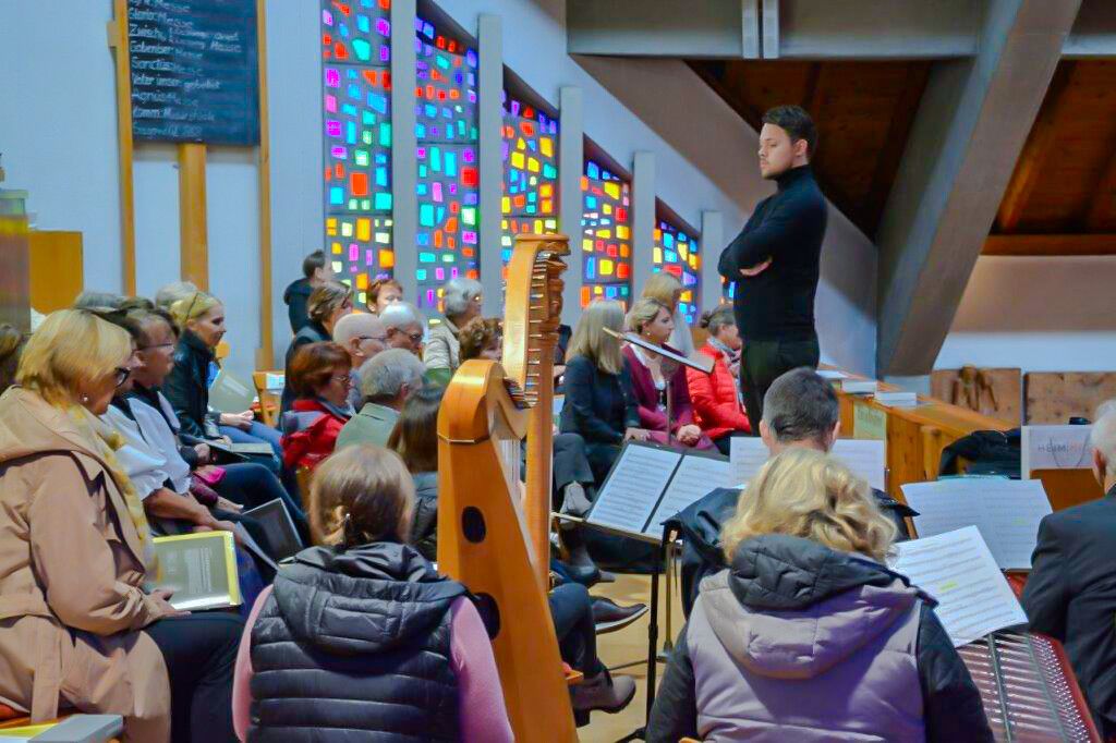 Martin Blakolmer (stehend) dirigierte den Kirchenchor Vandans zum 150-jährigen Bestandsjubiläum durch die „Hattinger Kirchtagsmesse“ von Peter Kostner. ⇒STO
