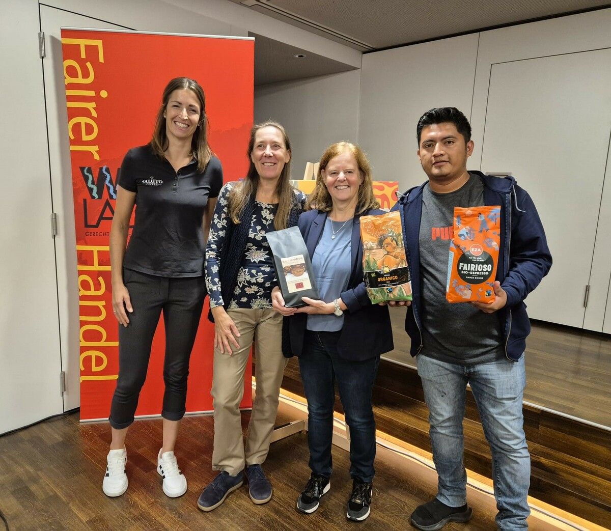 Martina Gassner von der Rösterei in Rankweil mit Birgit Calix vom EZA Fairer Handel, Maria-Luise Loacker vom Weltladen Rankweil und Leandro Morales.