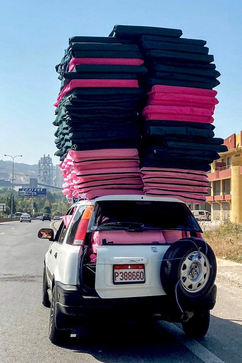 Matratzen für Notunterkünfte werden transportiert.⇒AFP